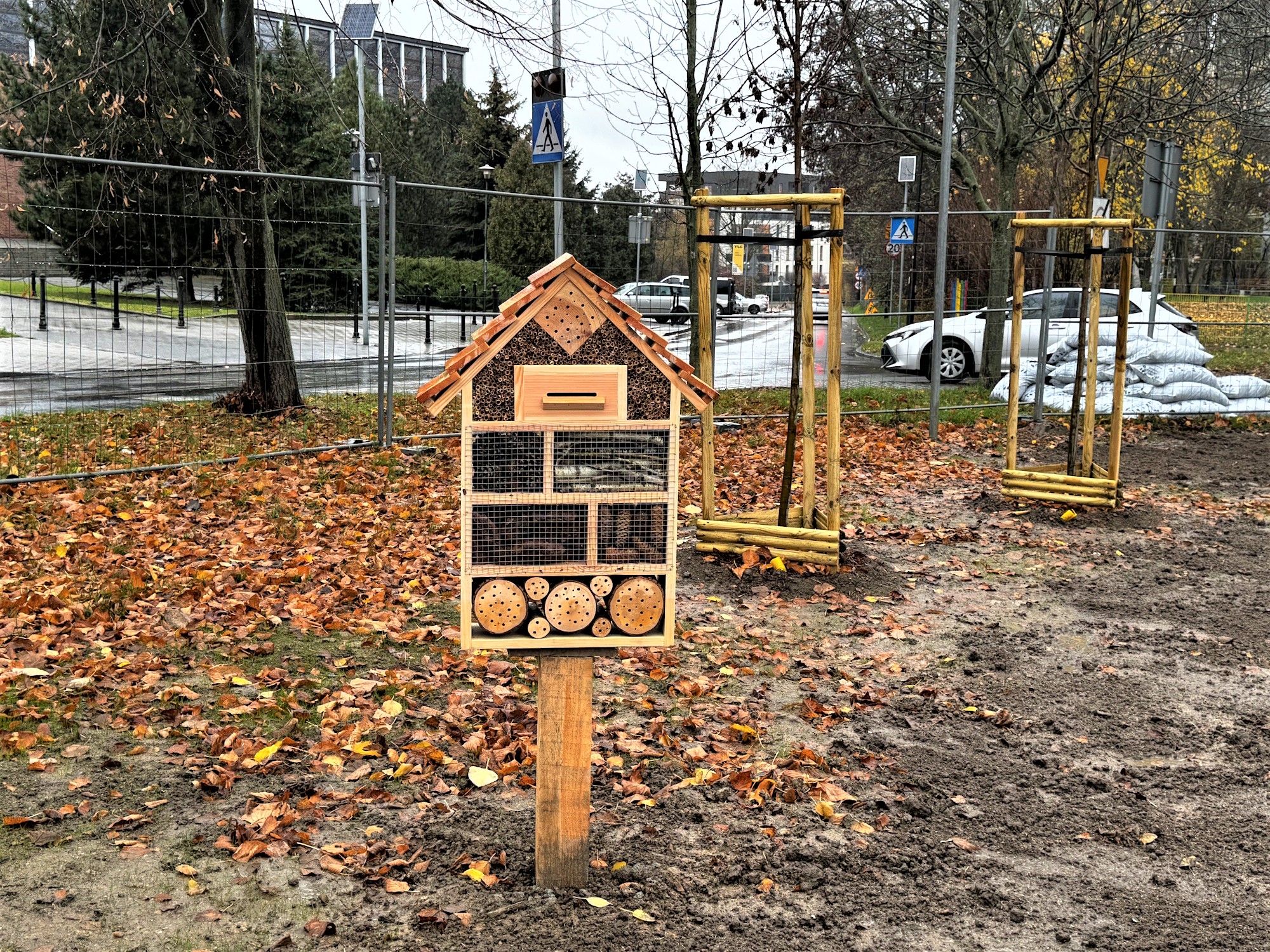 domek dla owadów w parku kieszonkowym