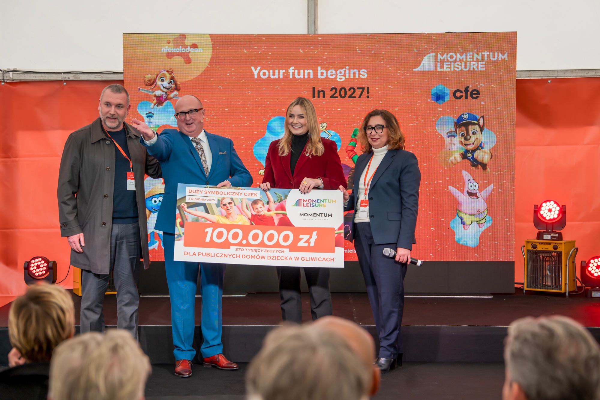 ludzie z czekiem 