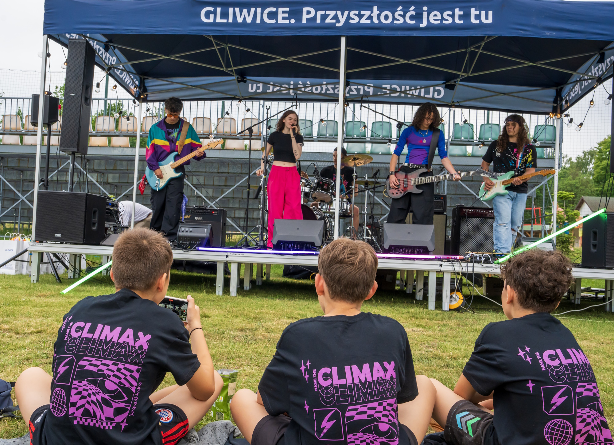 Fot. G.Ożga/UM Gliwice zespół na scenie, trzech chłopców plecami do aparatu