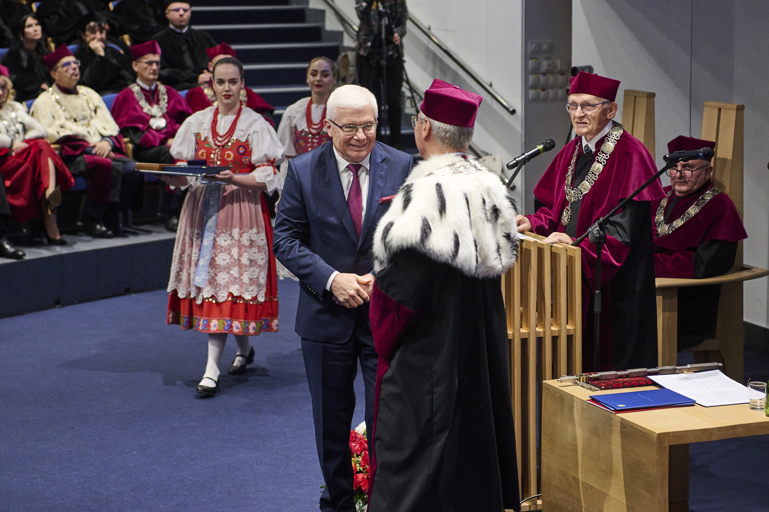 Prezydent Gliwic Adam Neumann odbierający nagrody z rąk rektora Politechniki Śląskiej, prof. Arkadiusza Mężyka