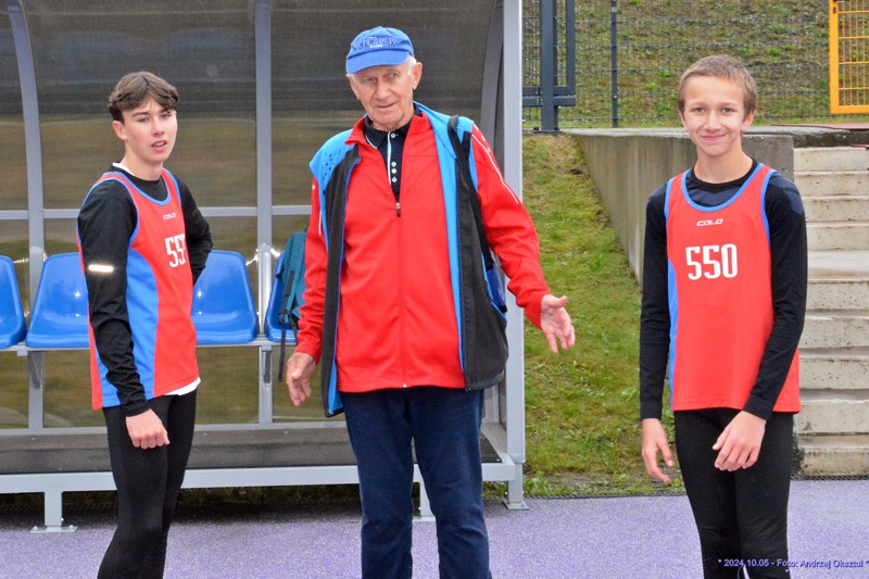 Maksymilian Karkus, trener Adam Śniegórski i Maksymilian Chłond