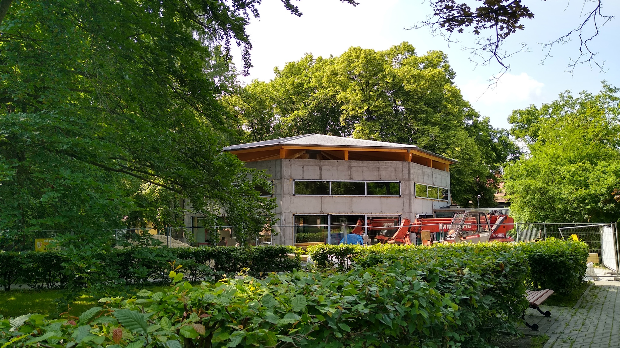 Budynek okrąglaka wśród zieleni