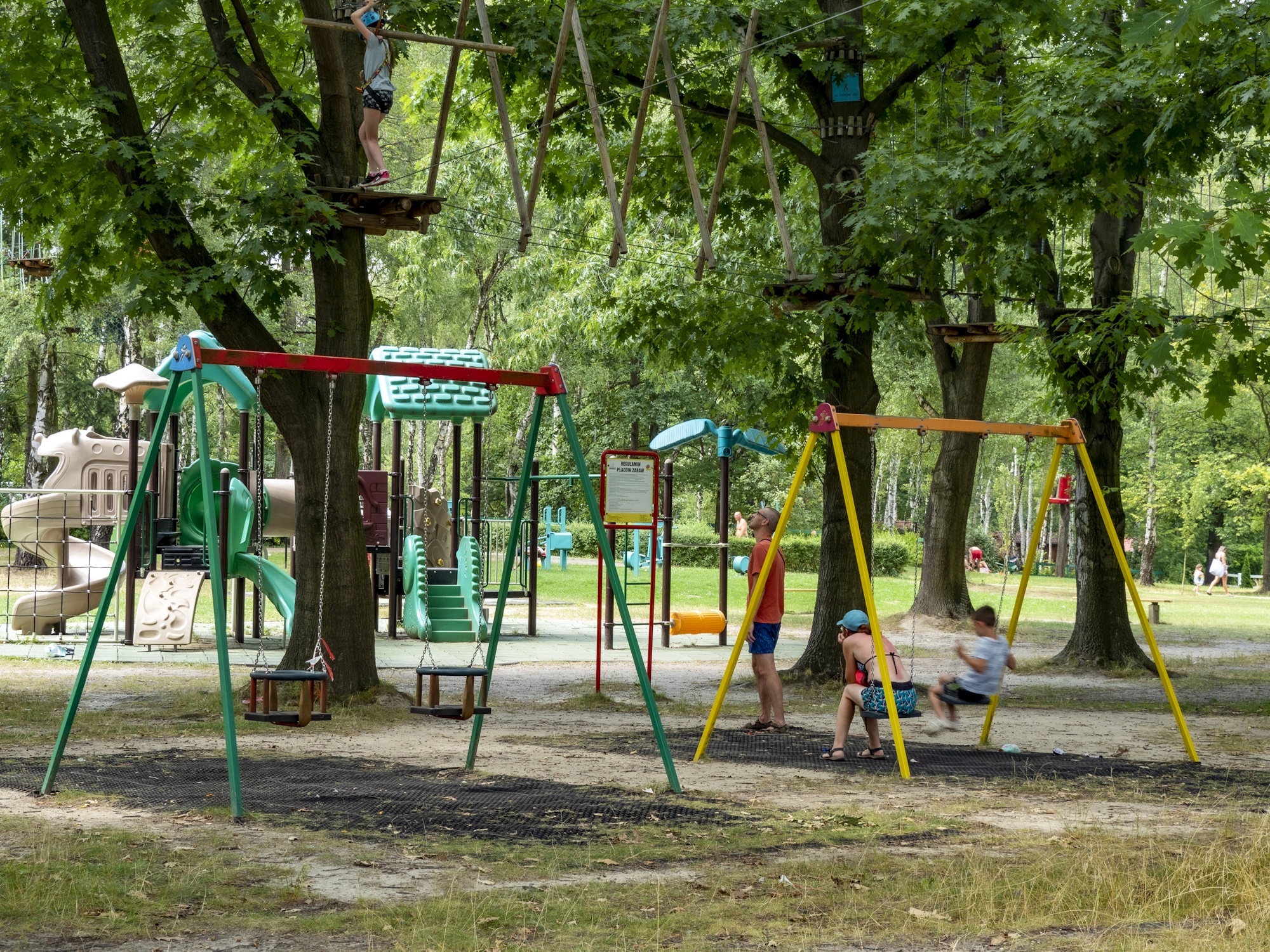 Fot. G.Ożga/UM Gliwice plac zabaw między drzewami