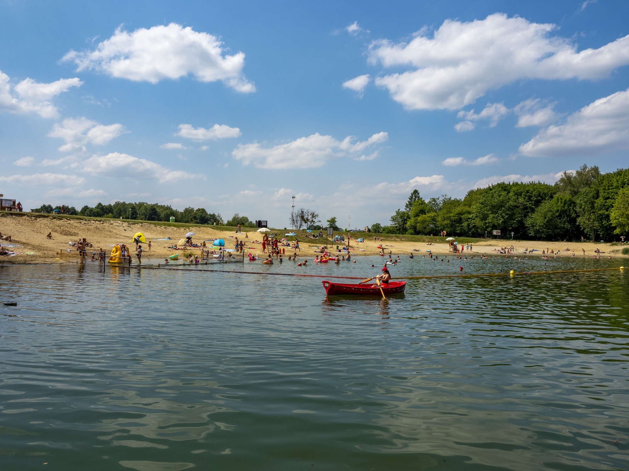 Fot. G.Ożga/UM Gliwice łódka na wodzie, w tle plaża