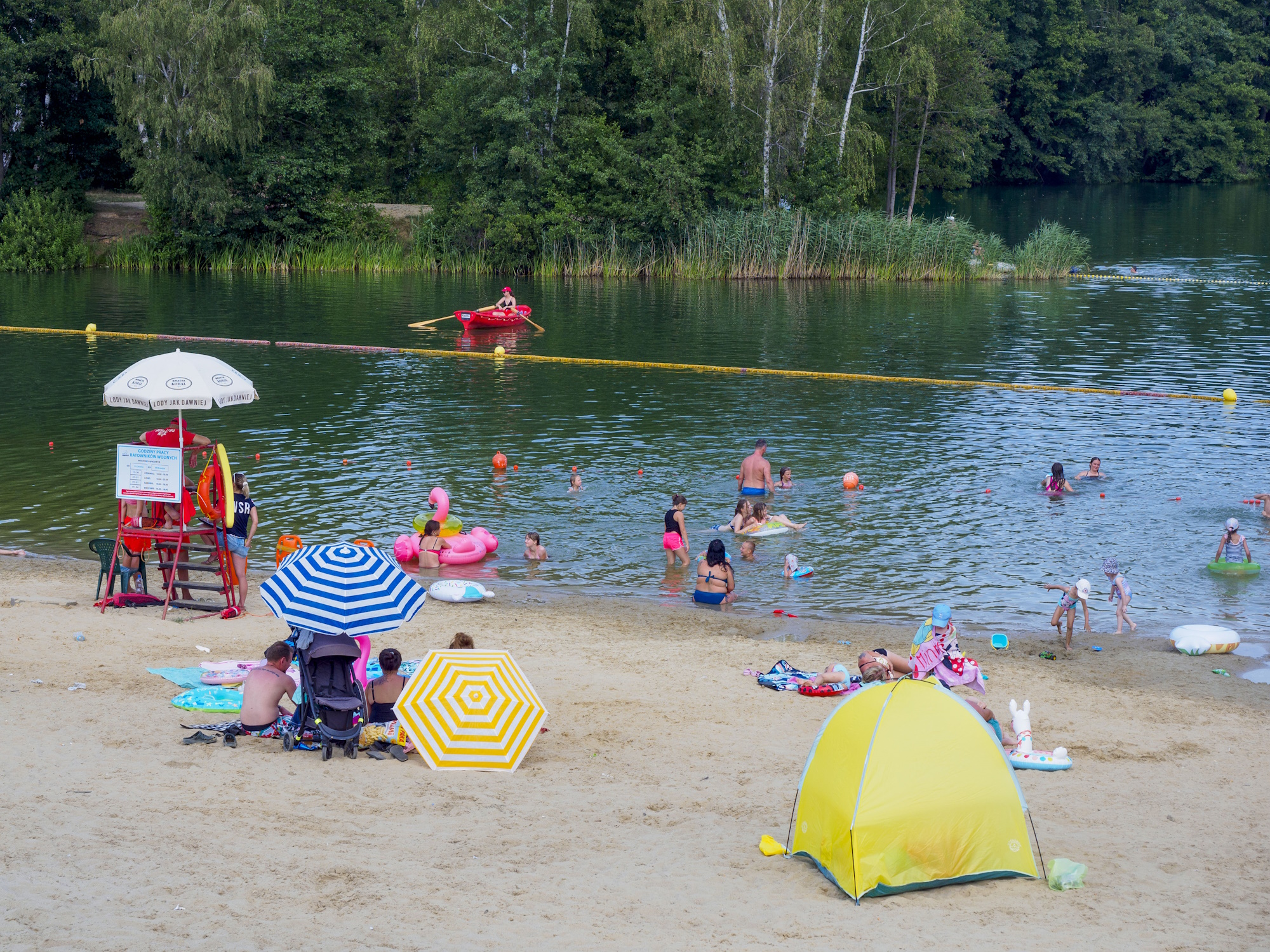 Fot. G.Ożga/UM Gliwice plaża nad jeziorem, ludzie na kocach