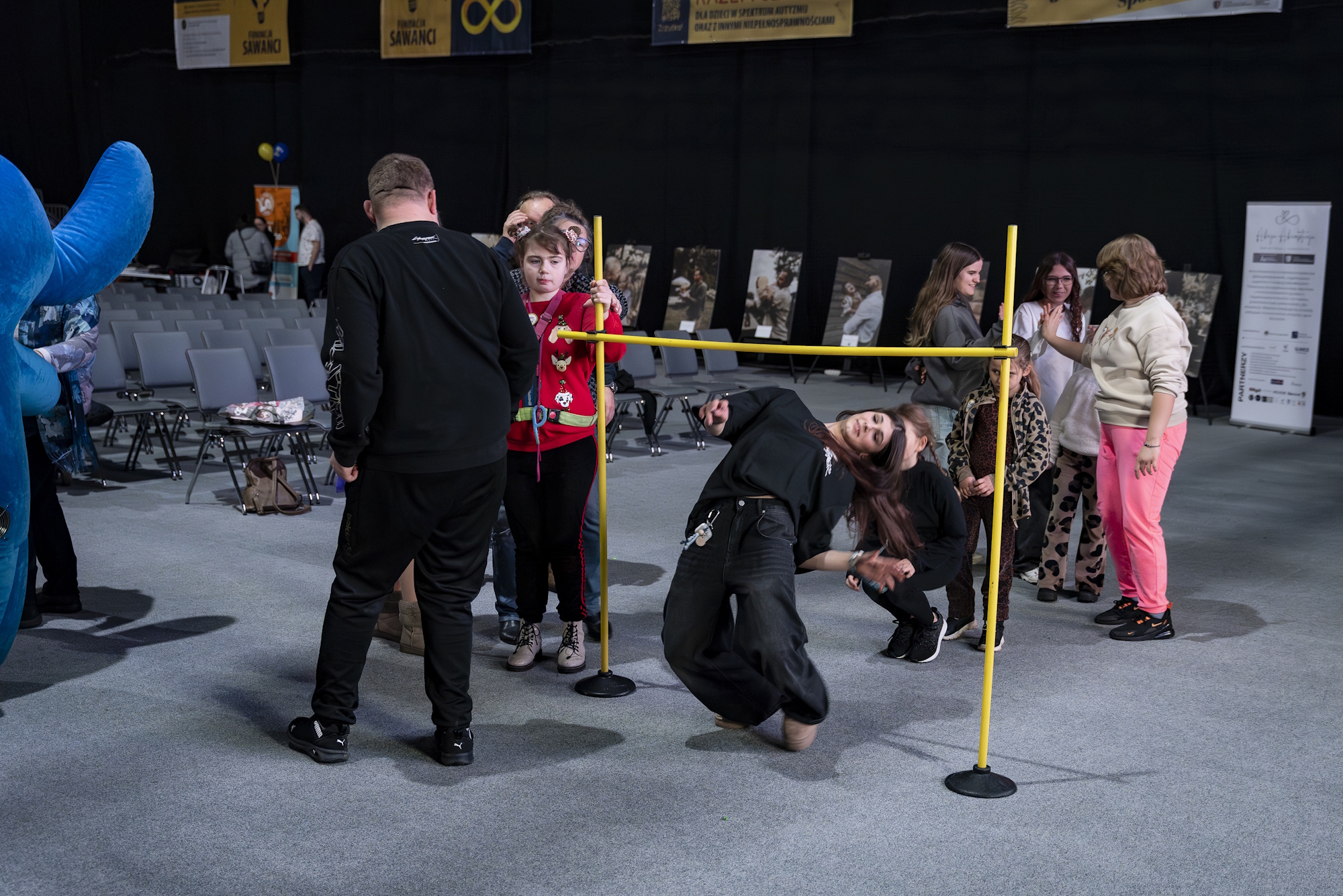 ludzie w Arenie przechodzą pod dążkiem