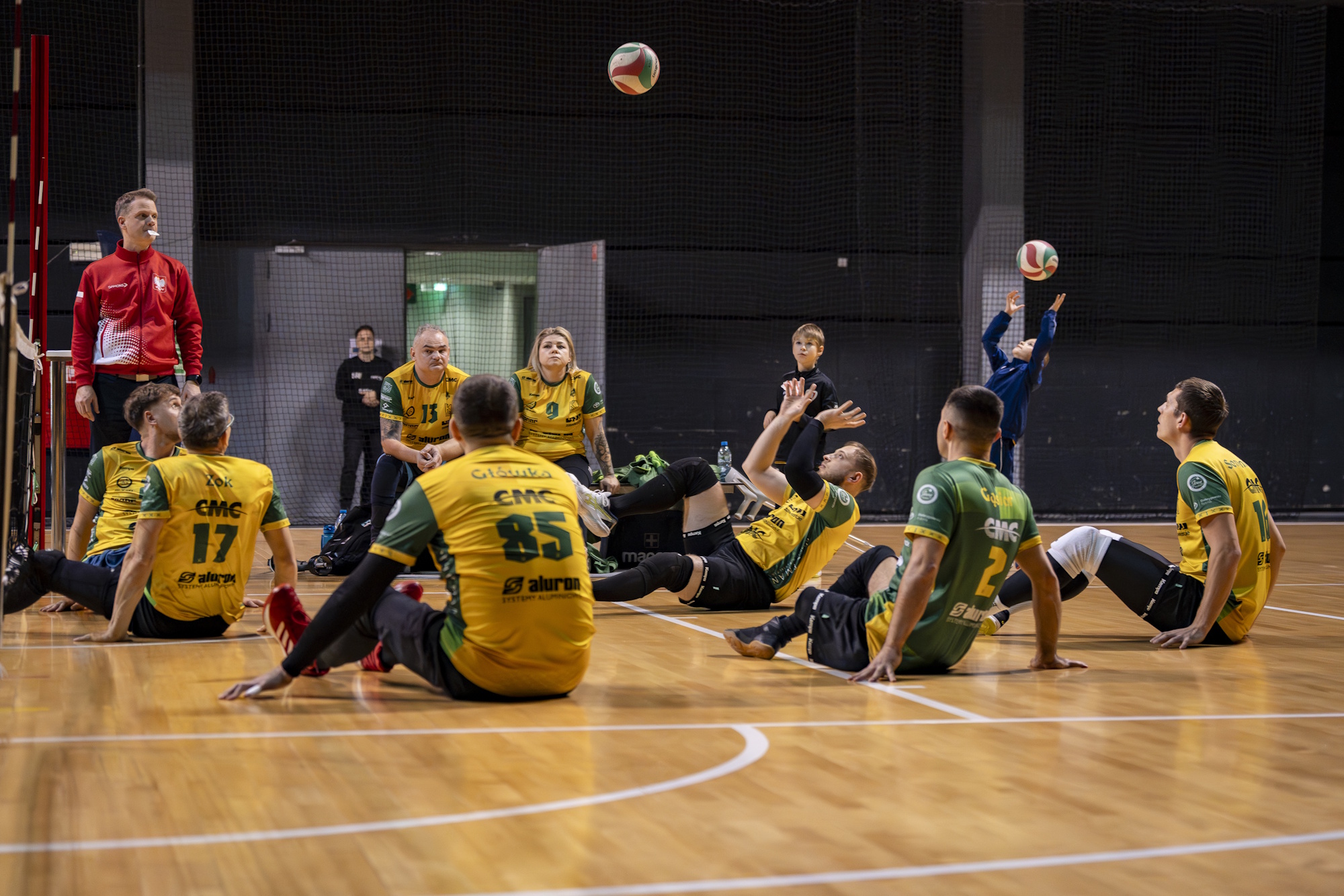 sportowcy siedzą na podłodze