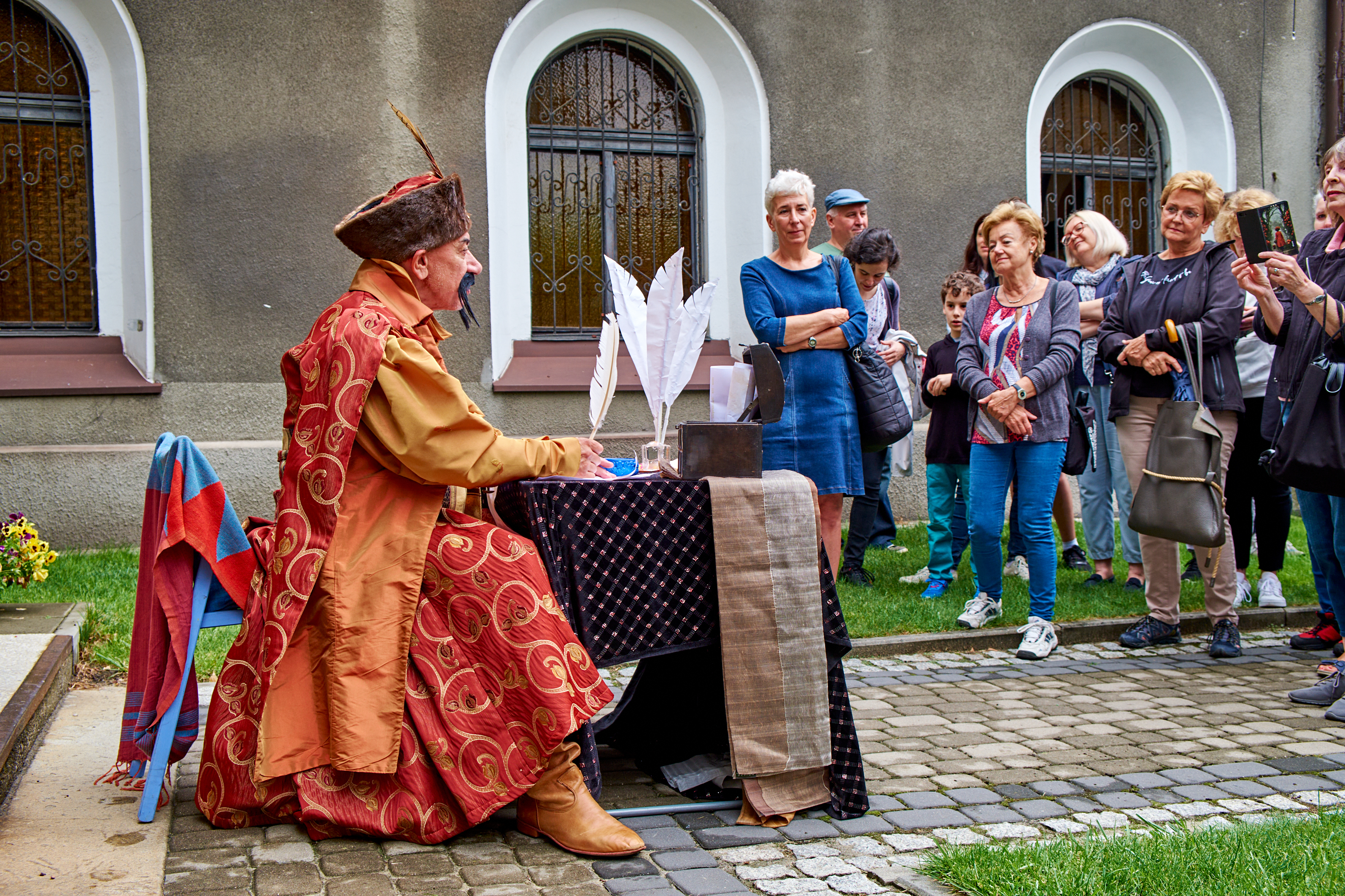 Uczestnicy spaceru podczas spotkania z historyczną postacią