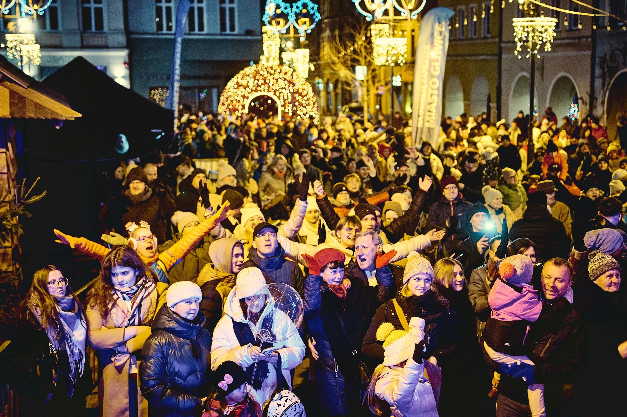 Ludzie na Rynku pod sceną