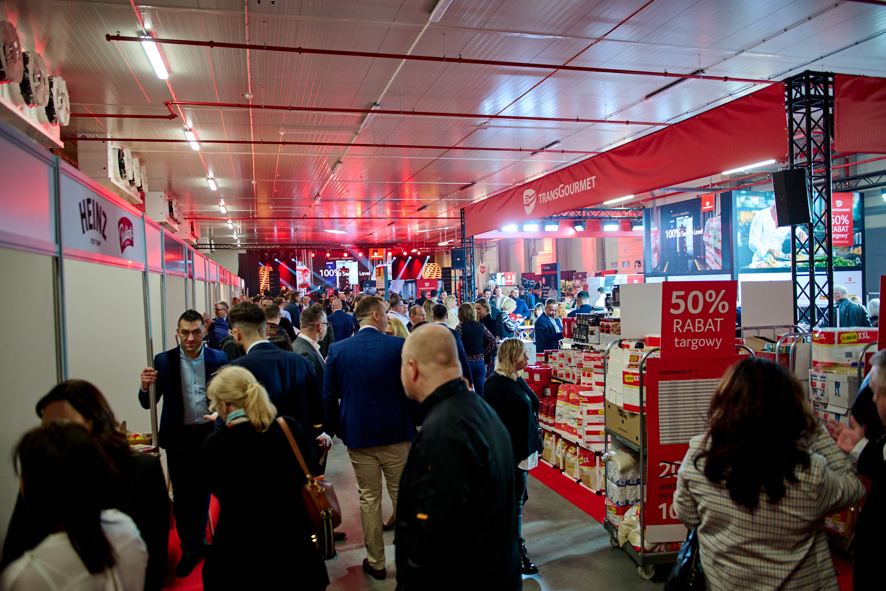 Goście zgromadzeni w przestrzeni nowego centrum