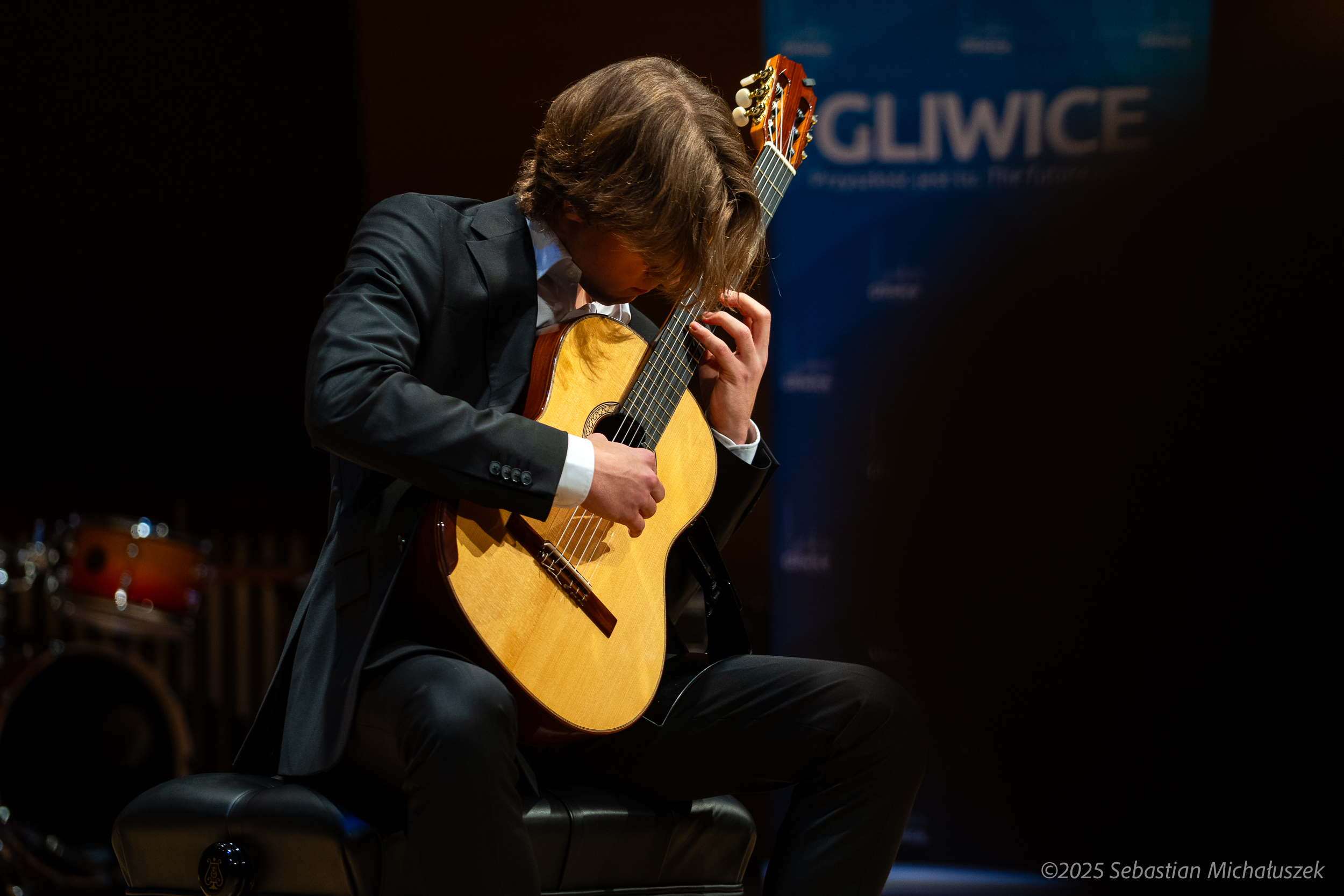 chłopak z gitarą