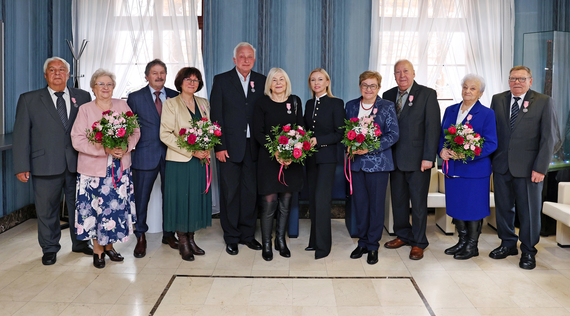 pary małżeńskie w korytarzu ratusza