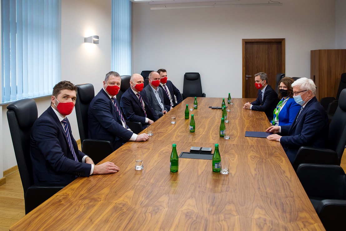 Spotkanie w UM. Na zdjęciu Adam Neumann, Ewa Weber i członkowie sztabu trenerskiego i medycznego reprezentacji Polski w futsalu