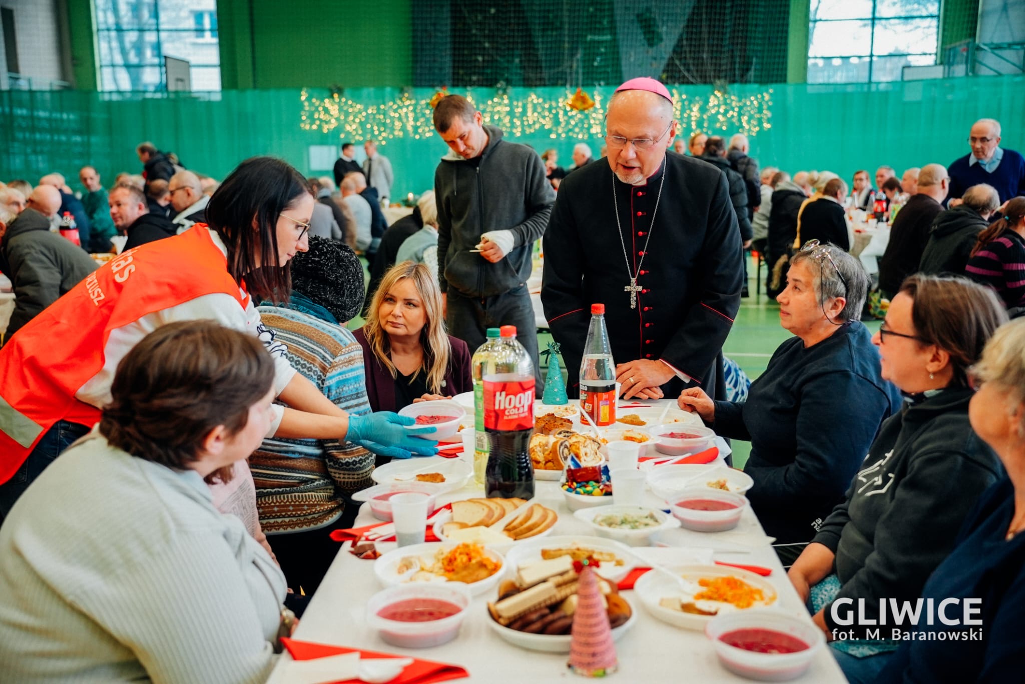 Fot. M. Baranowski/ UM Gliwice Prezydent Gliwic i Biskup rozmawiający z potrzebującymi