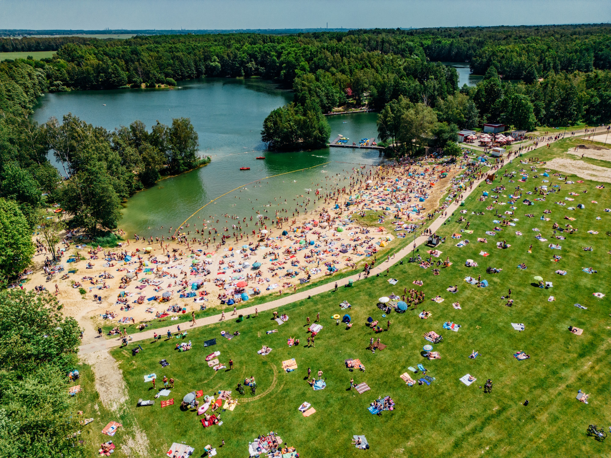 Fot. Mosquidron/UM Gliwice jezioro w Czechowicach, ludzie na plaży