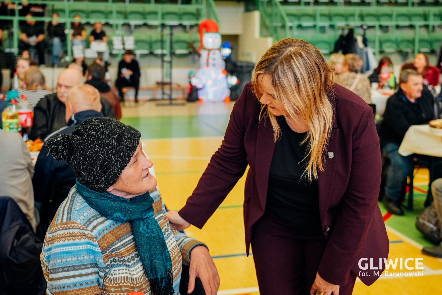 Fot. M. Baranowski/ UM Gliwice Prezydent Gliwic rozmawiająca ze starszą panią