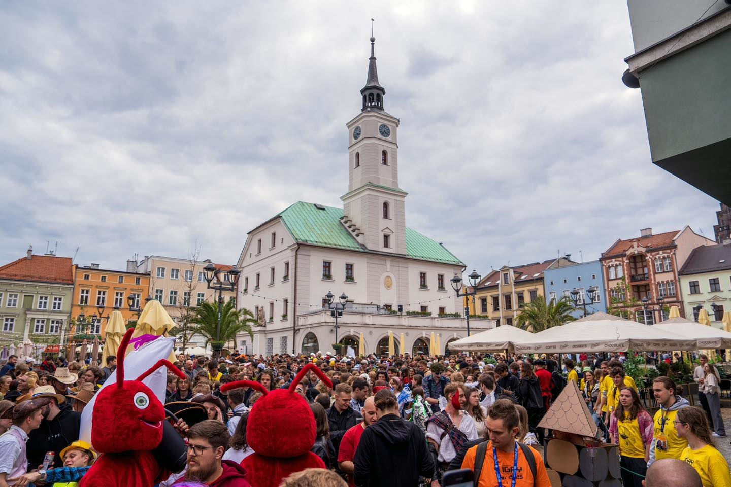 Tłum studentów na Rynku podczas Igrów