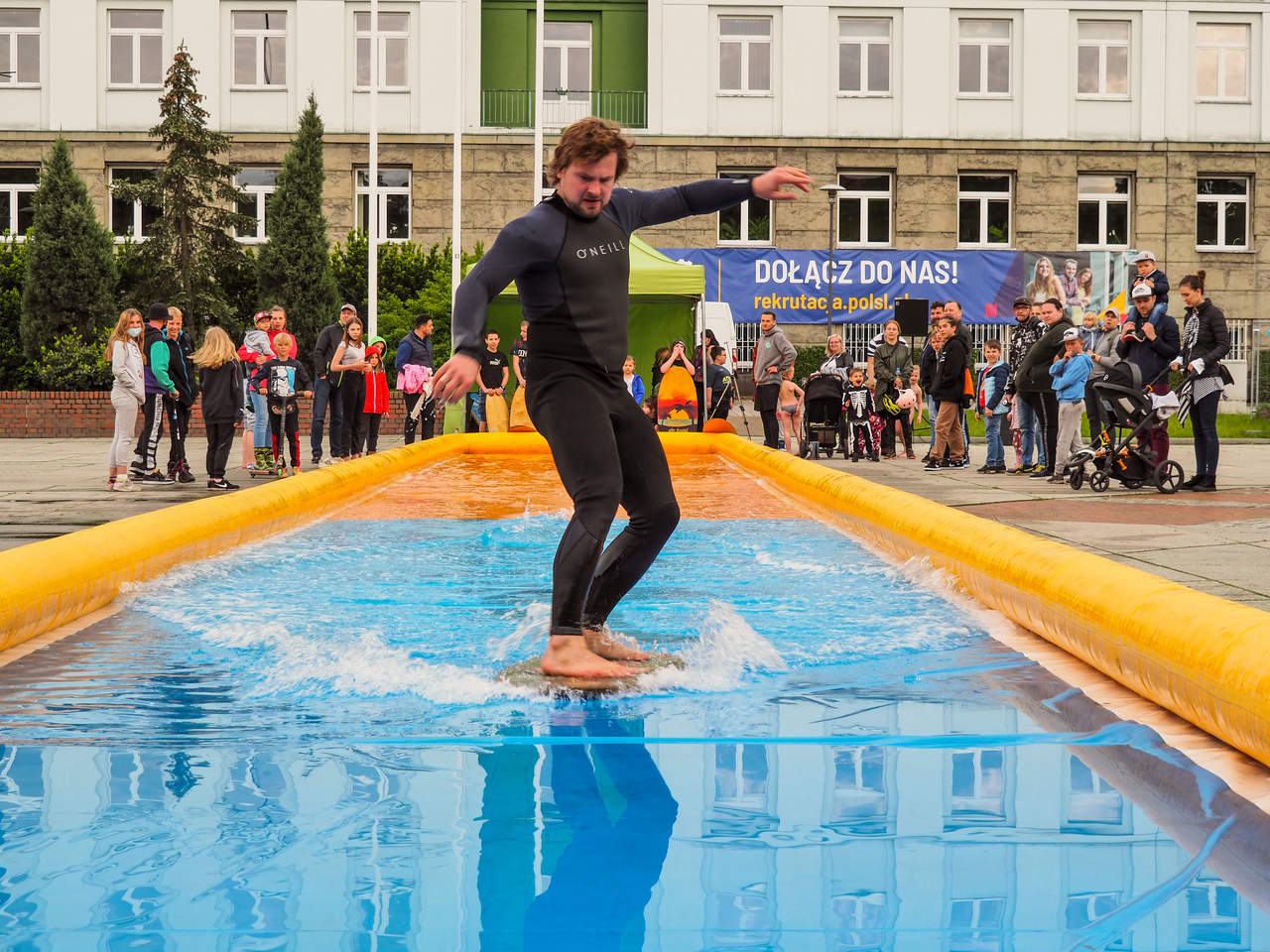 jazda na skimboardzie w basenie