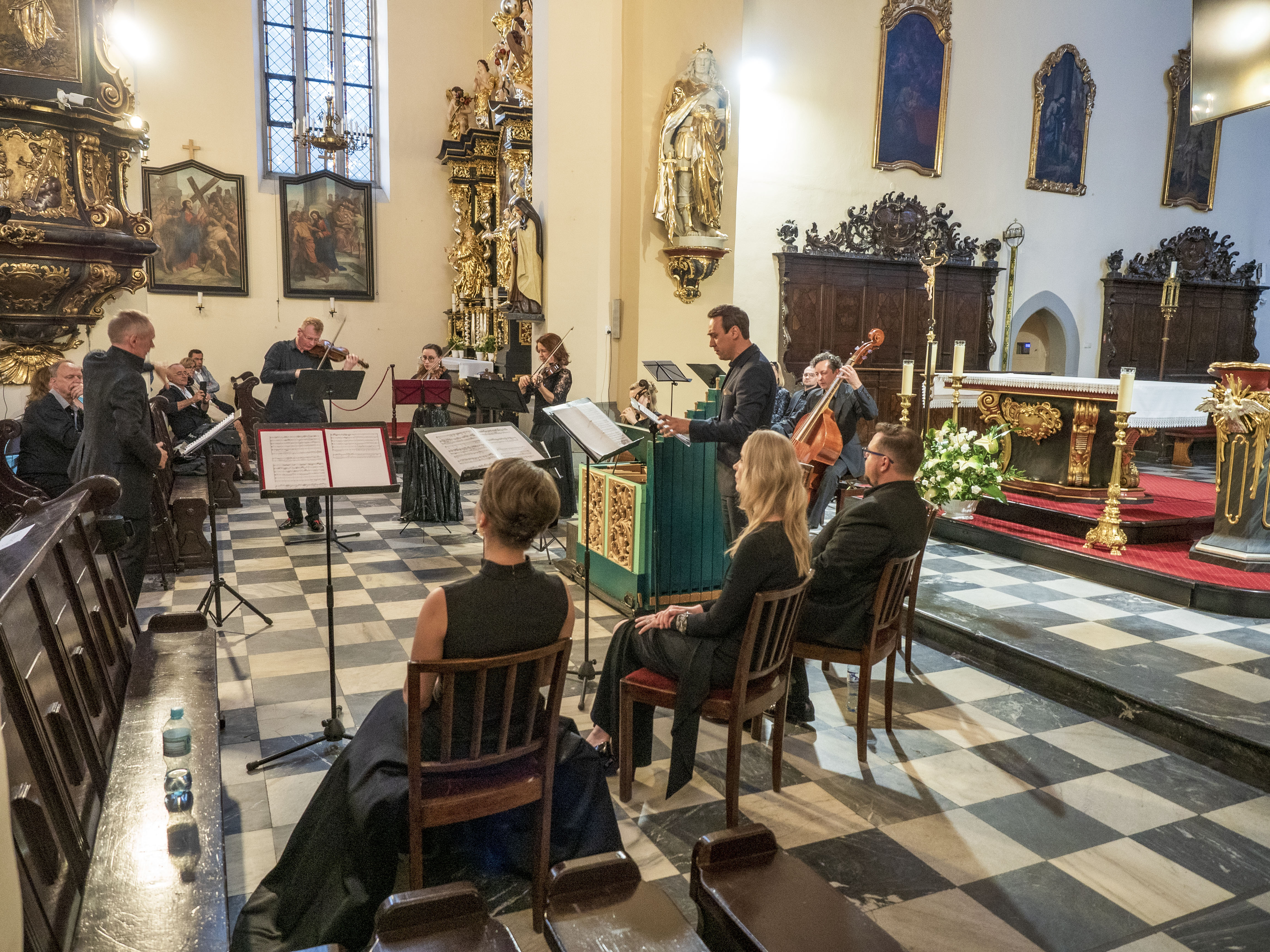 muzycy pdoczas kocnertu na ołtarzu