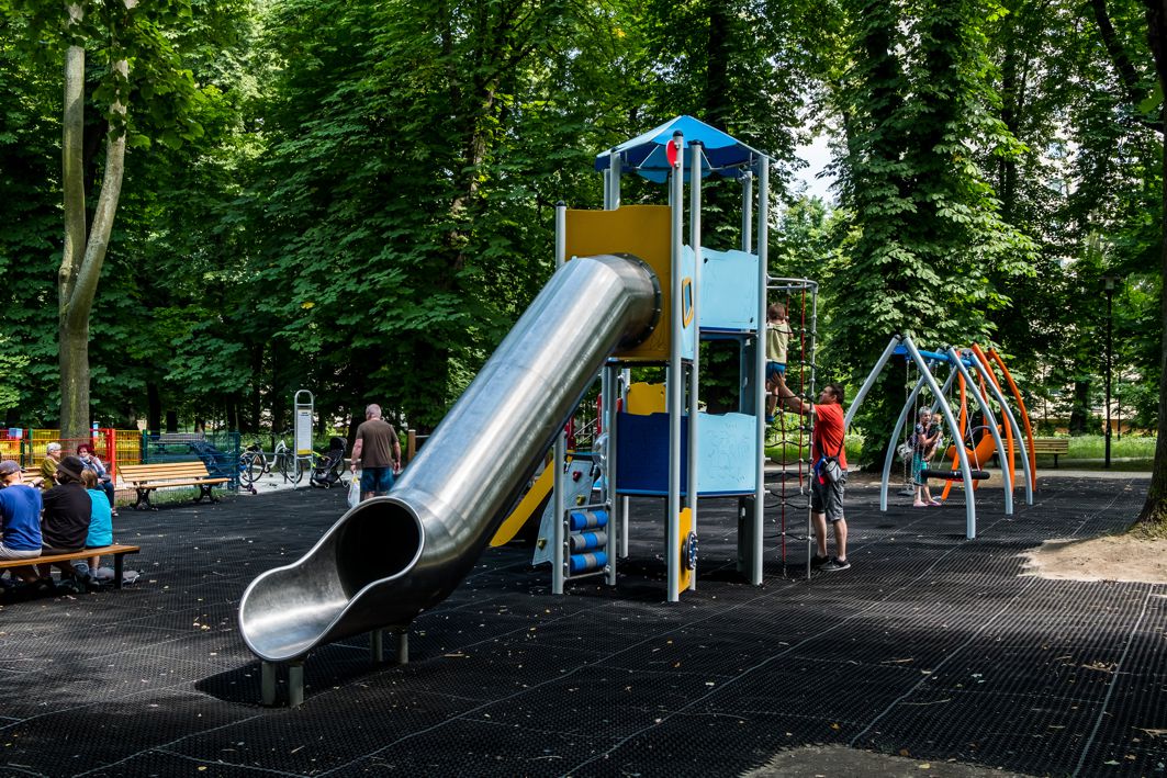 Plac zabaw w parku Starokozielskim. Fot. M.Buksa/UM Gliwice zjeżdżalnia na placu zabaw