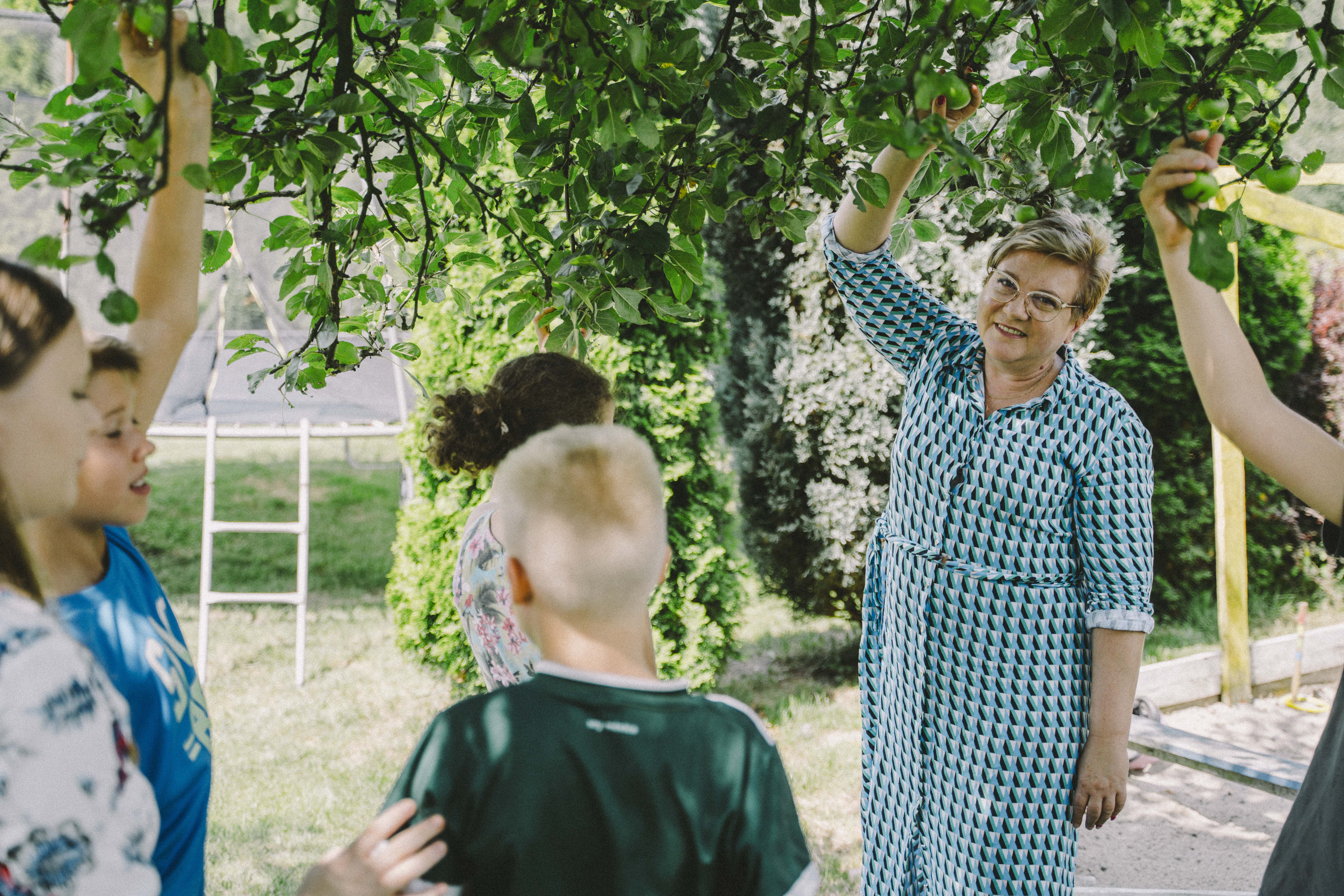 pani Joanna z dziećmi pod jabłonią