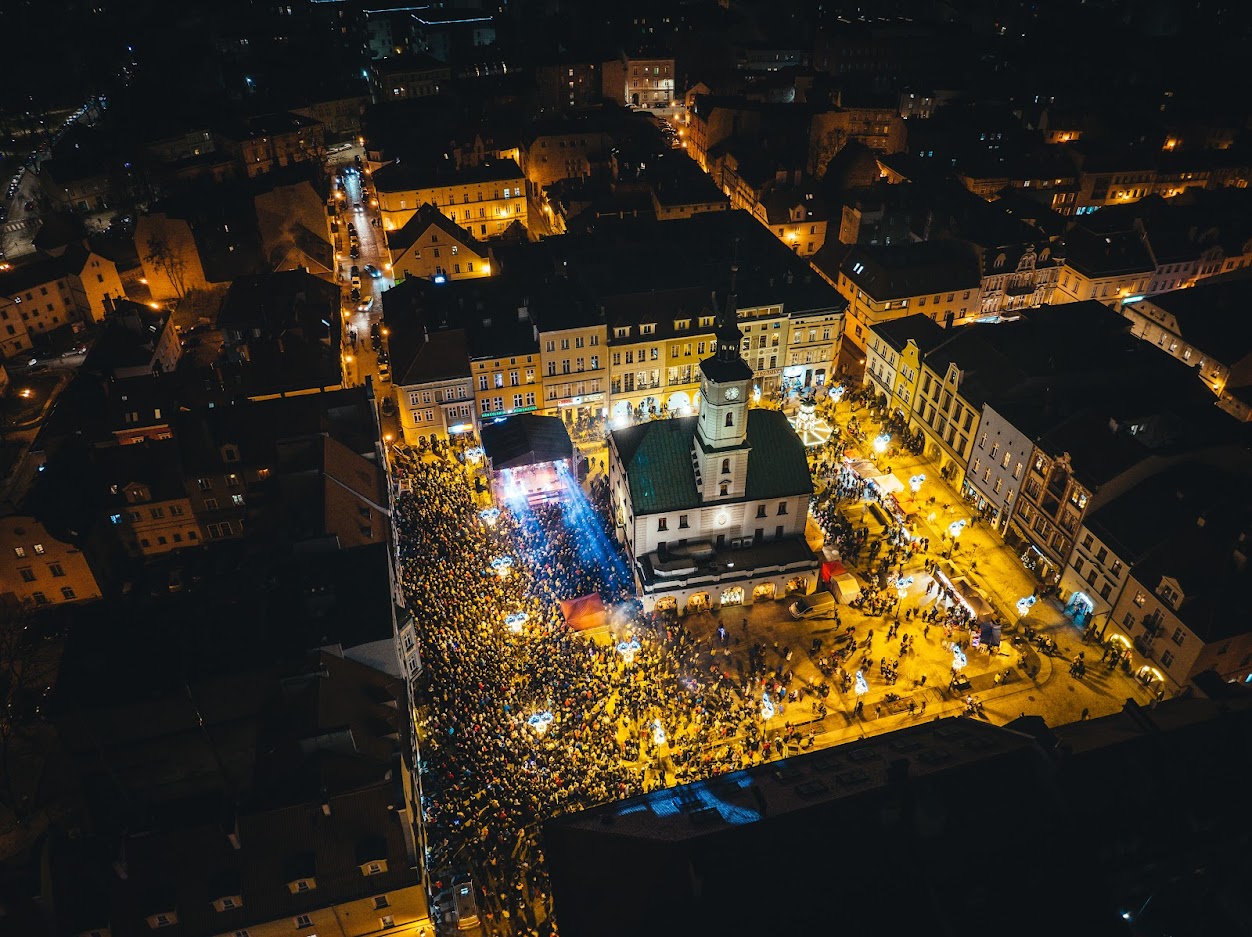 Tłumy ludzi na Rynku z lotu ptaka