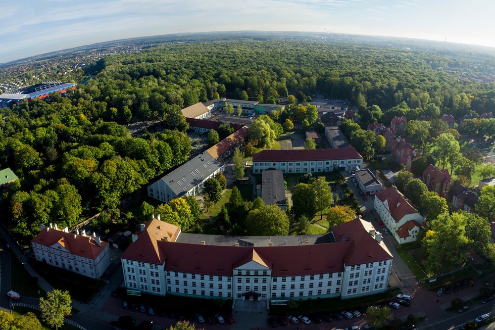 budynek GCE wśród zieleni