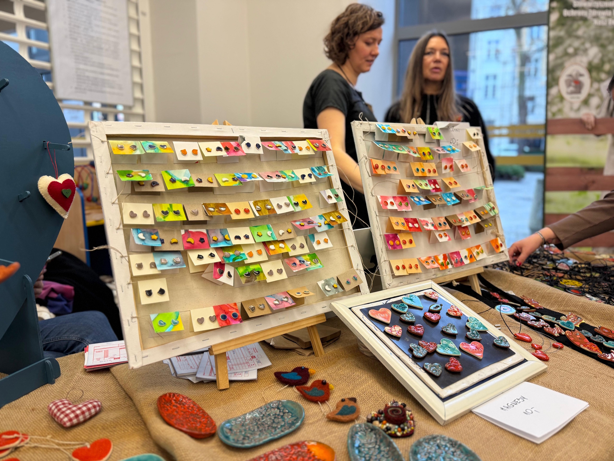 kobiety przy stoisku z biżuterią