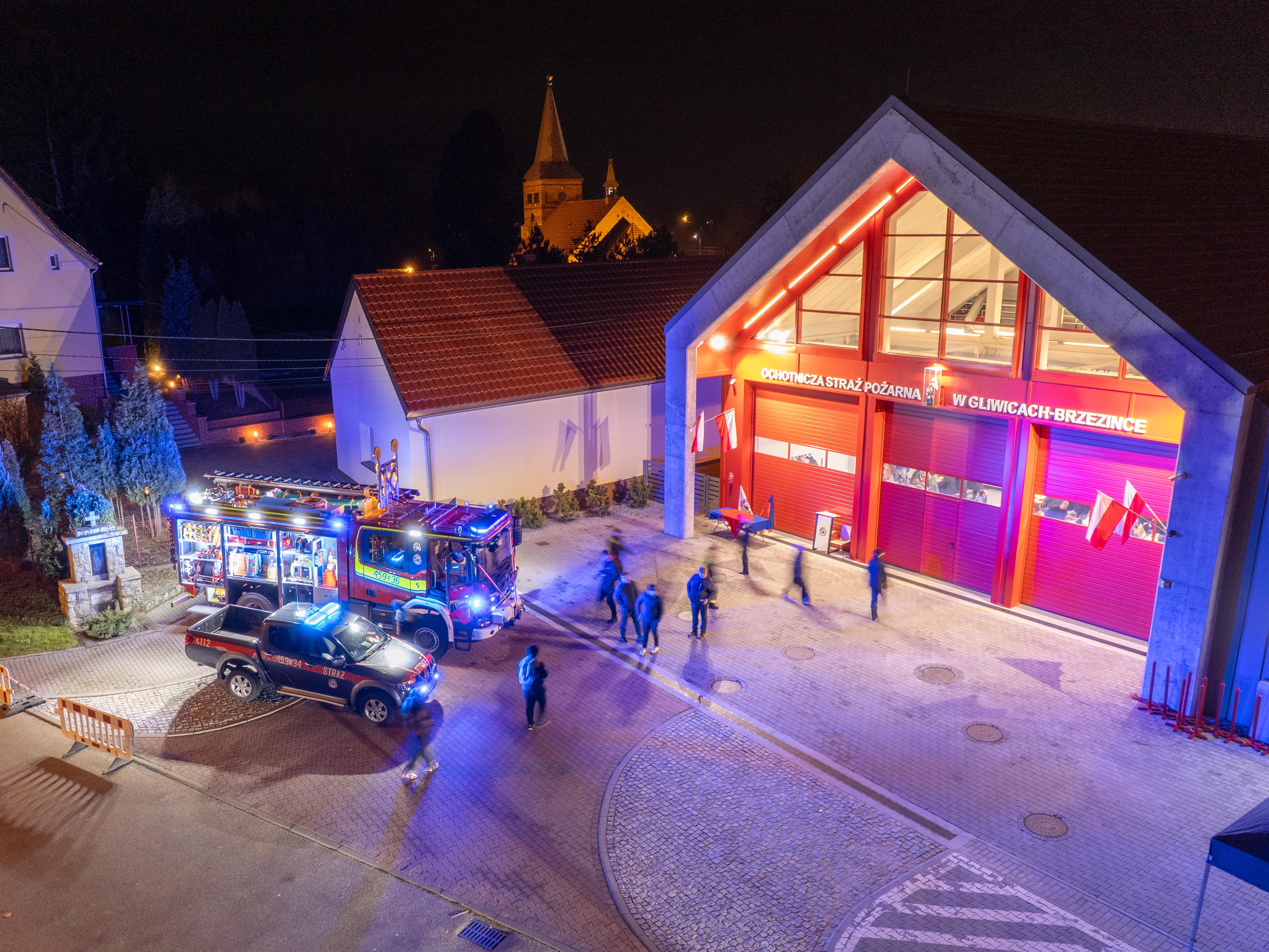wóz strażacki przy remizie