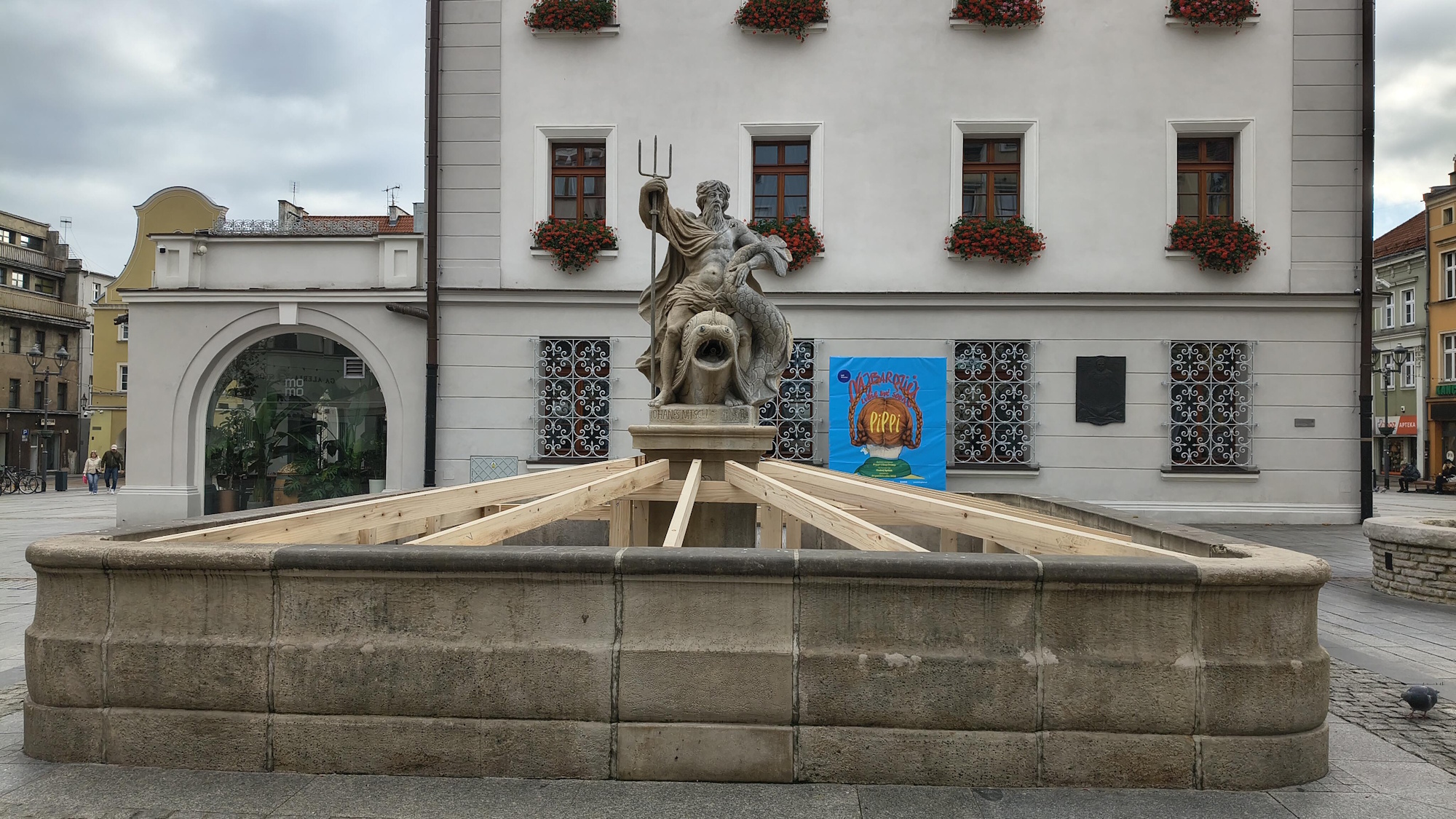 Neptun szykuje się do zimy. Trwa zabezpieczanie fontanny