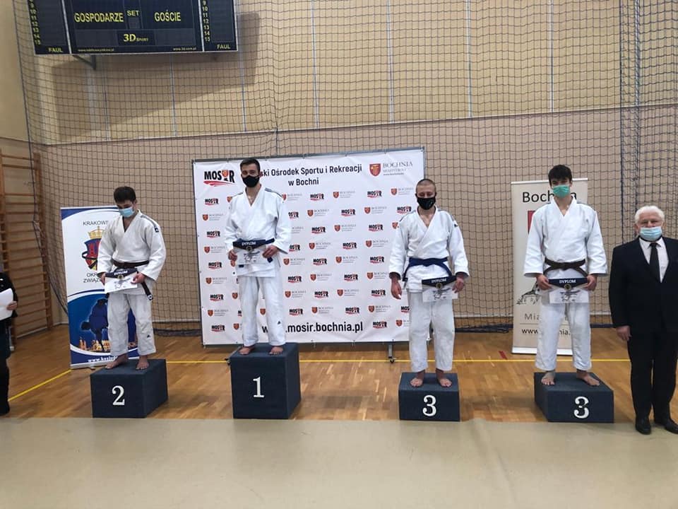 Młodzi judocy na podium zawodów