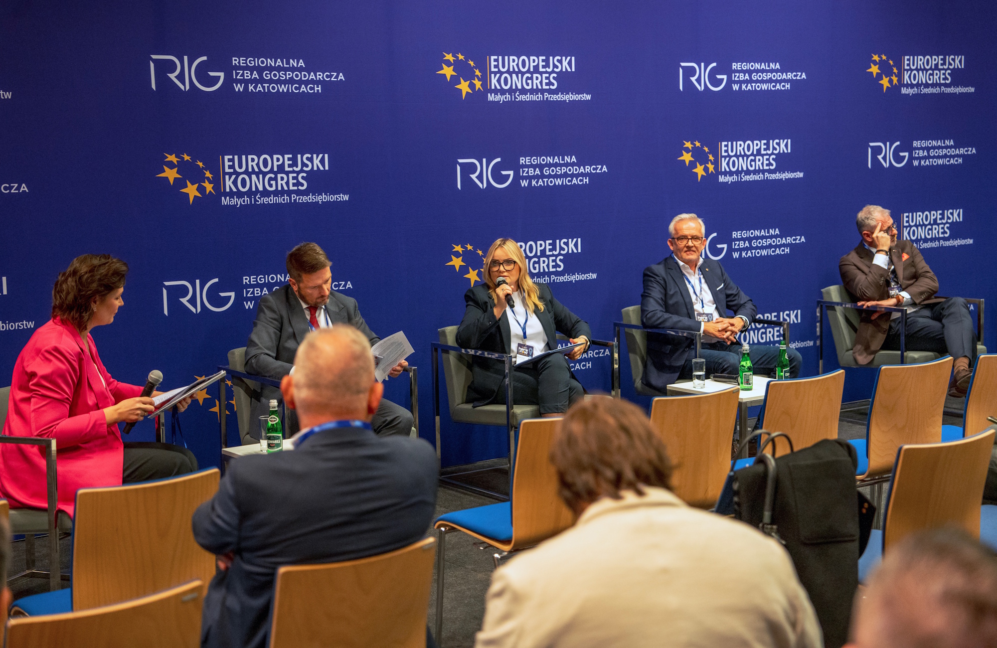 ludzie w fotelach podczas kongresu, prezydent Gliwic z mikrofonem