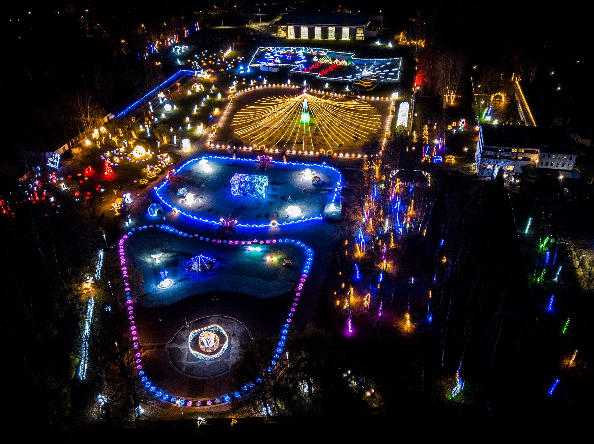 park rozświetlony dekoracjami