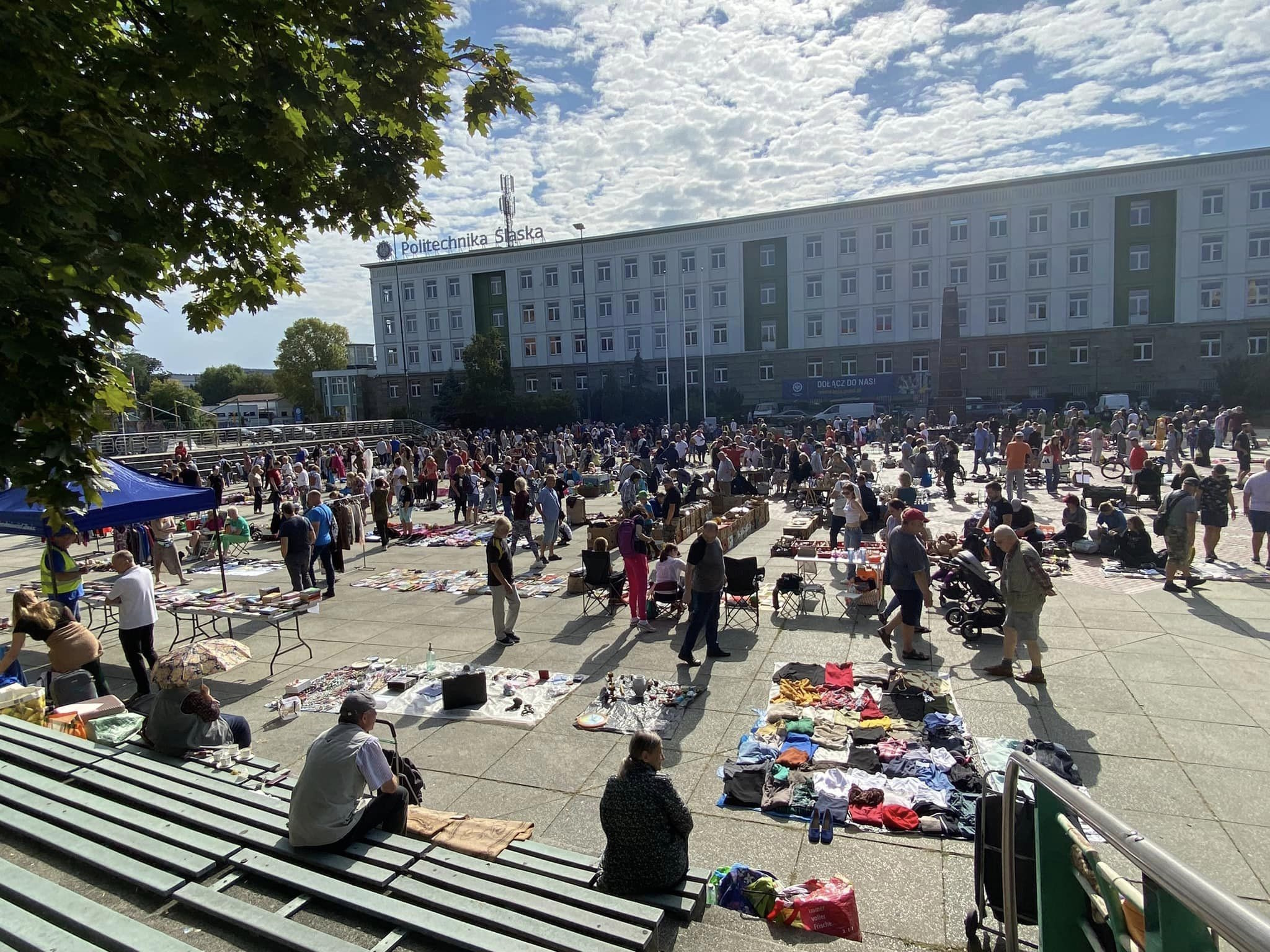 ludzie przy stoiskach na placu Krakowskim