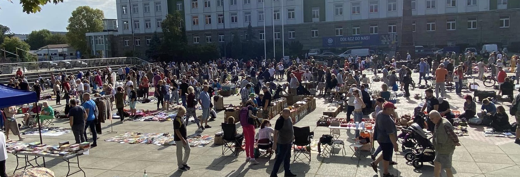 ludzie na placu Krakowskim