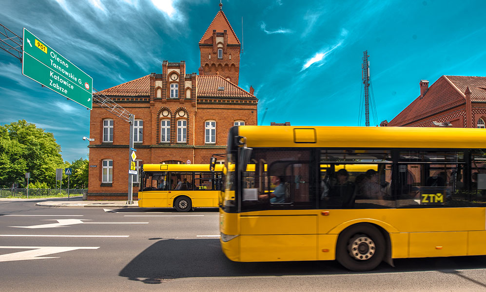 autobus na tle remizy strażackiej