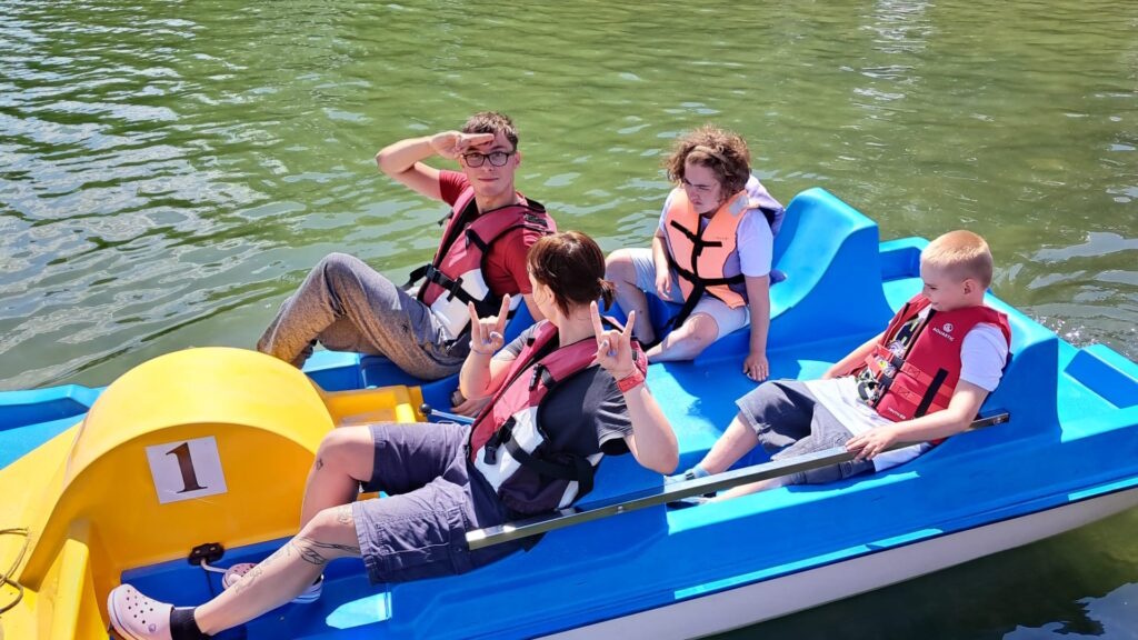 cztery osoby w kapokach na rowerze wodnym