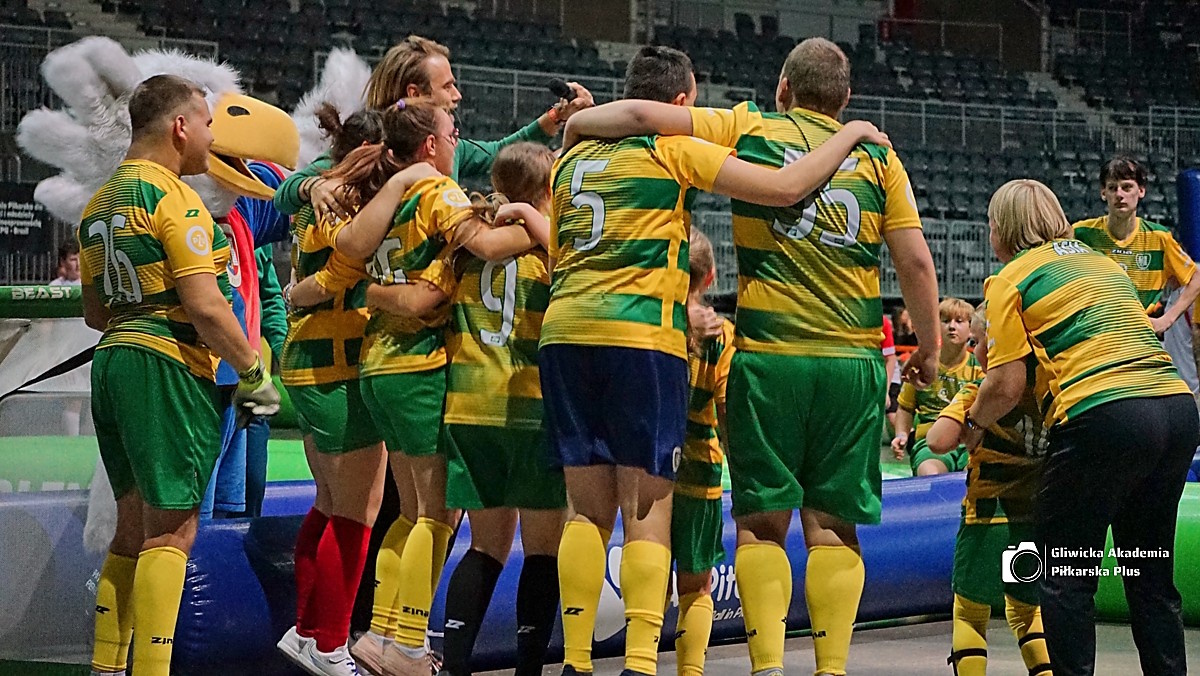 Skaczący z radości gliwiccy zawodnicy