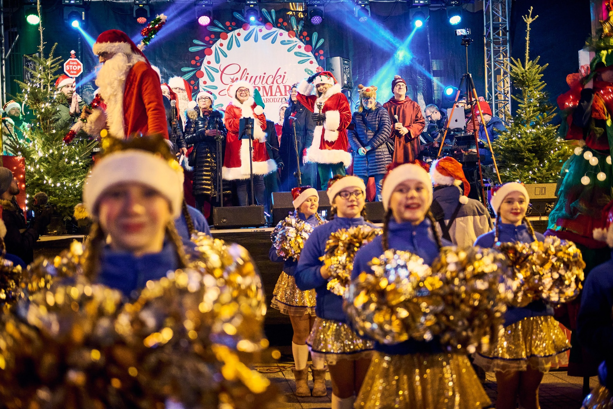 dzieci pod sceną i prezydent na scenie w stroju Mikołaja