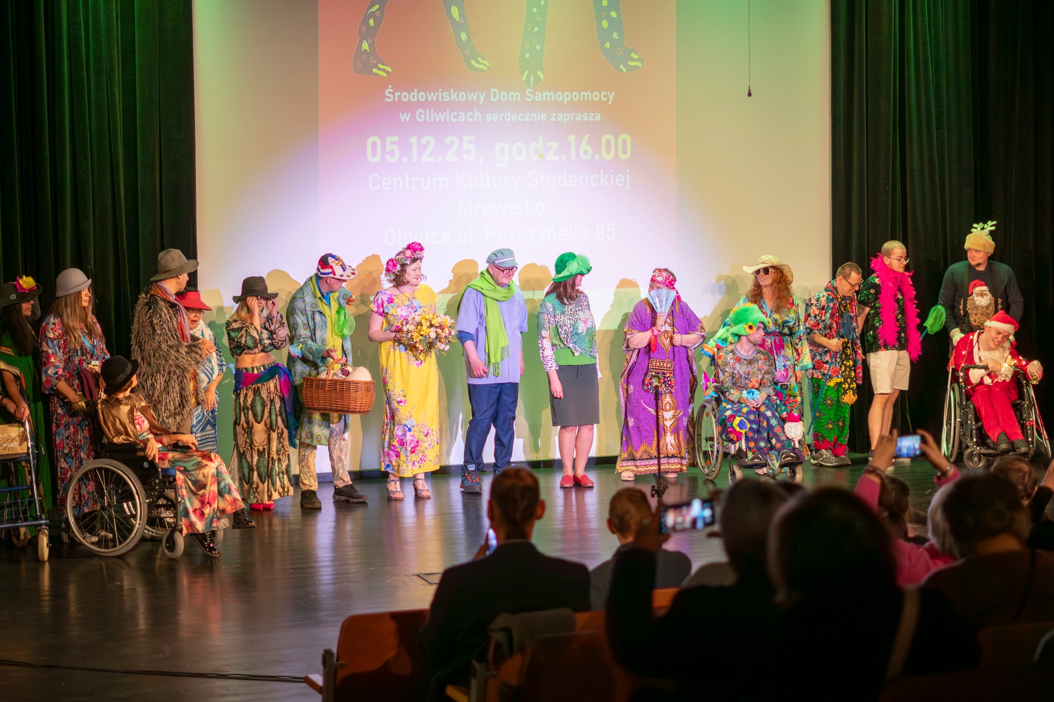 grupa aktorów z niepełnosprawnościami na scenie