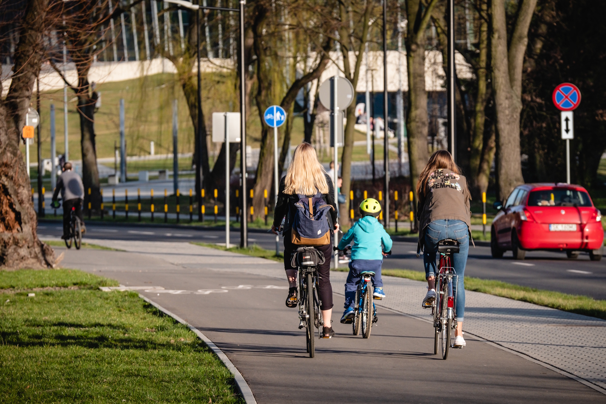 rowerzystki i mały chłopiec na rowerze na jednej z gliwickich ścieżek rowerowych