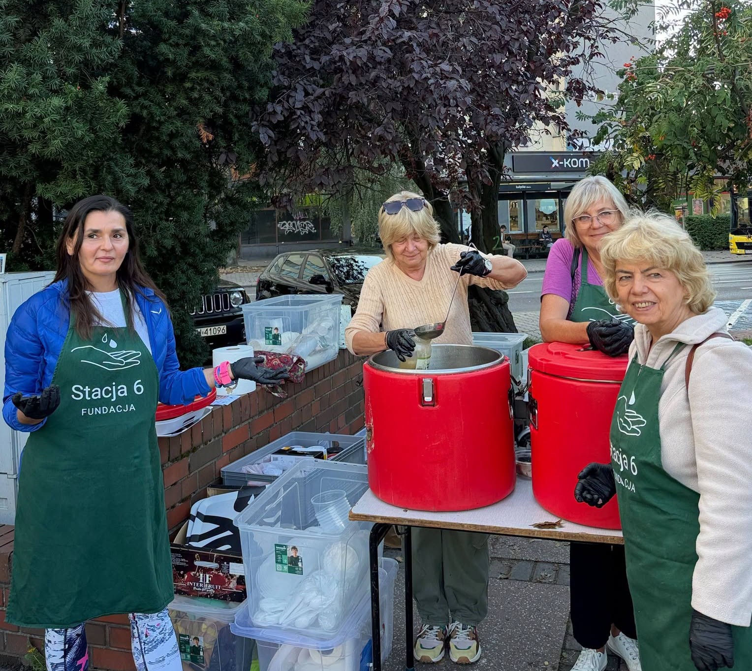 cztery kobiety przygotowują posiłek na Placu Krakowskim