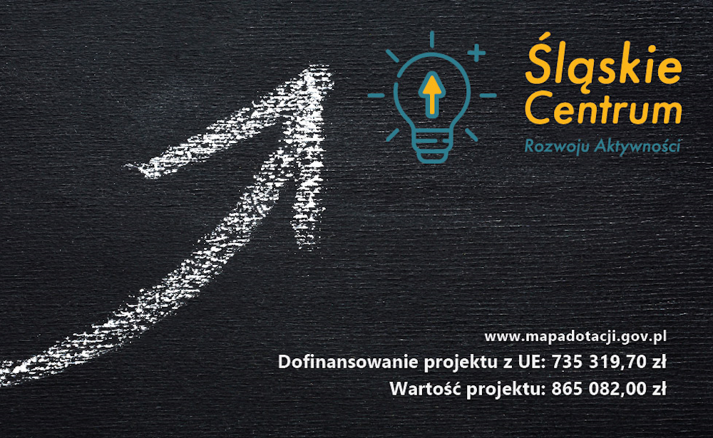 Na czarnym tle biała strzałka w górę narysowana kredą. Obok niebiesko-żółty rysunek żarówki i napis Śląskie Centrum Rozwoju Aktywności