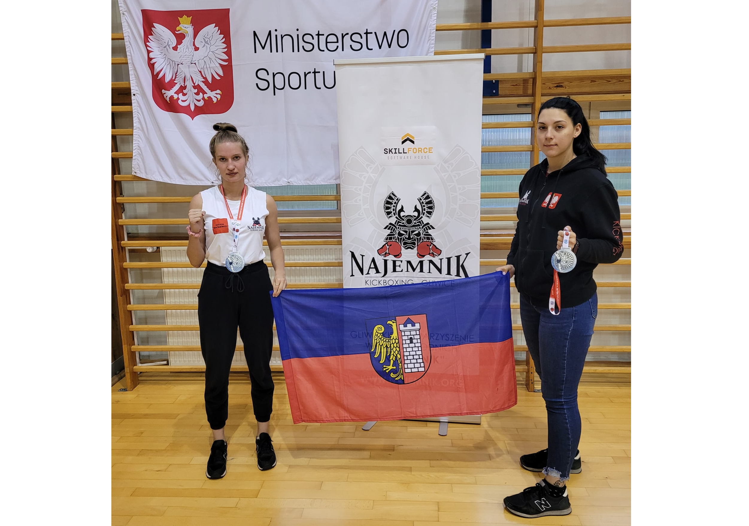 Natalia Maćkiewicz i Justyna Ciborska z medalami Mistrzostw Polski seniorów i mastersów w formule kick light. Fot. Najemnik Gliwice