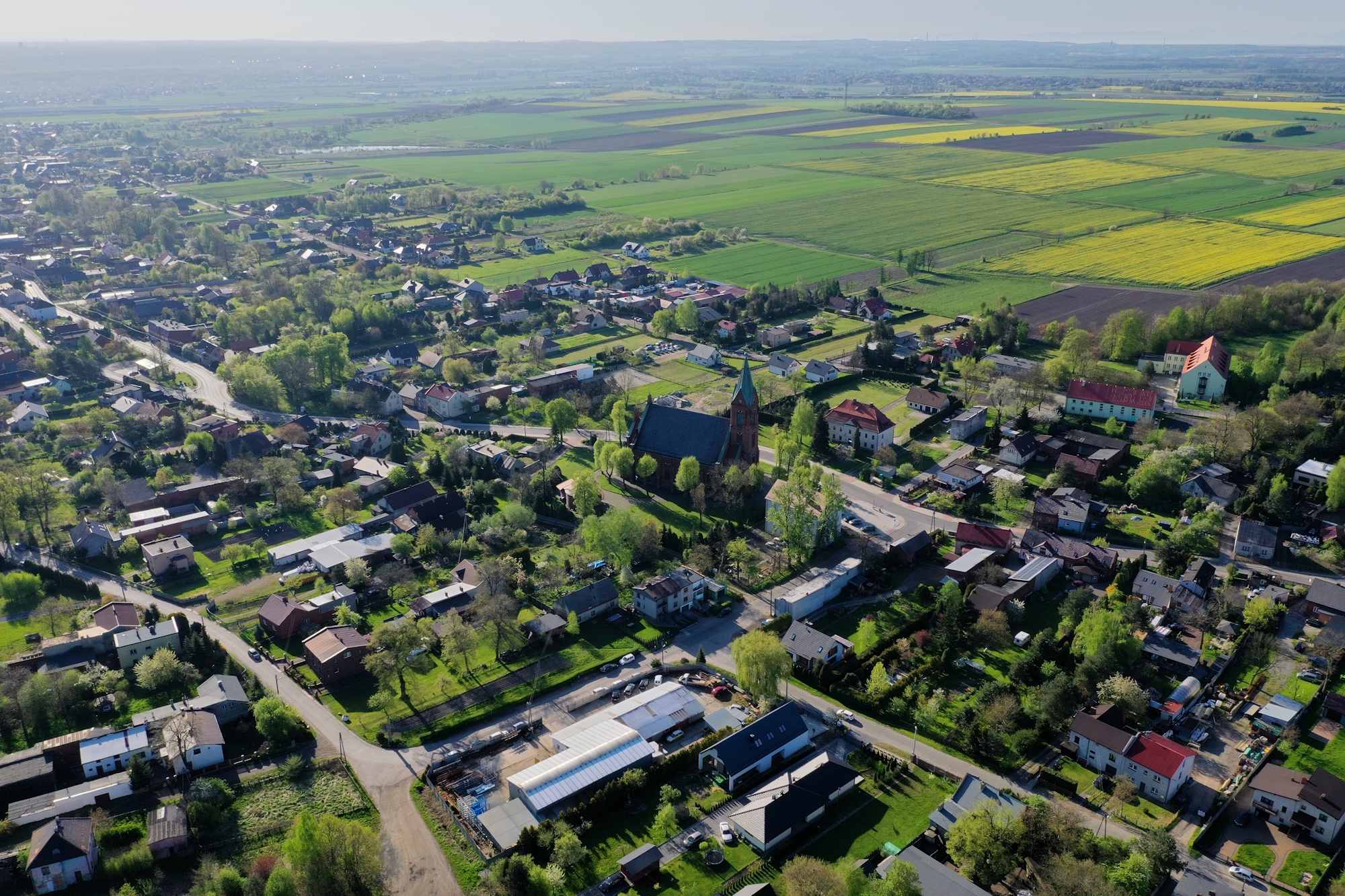 widok z lotu ptaka na domy, ulice i zieleń w Bojkowie