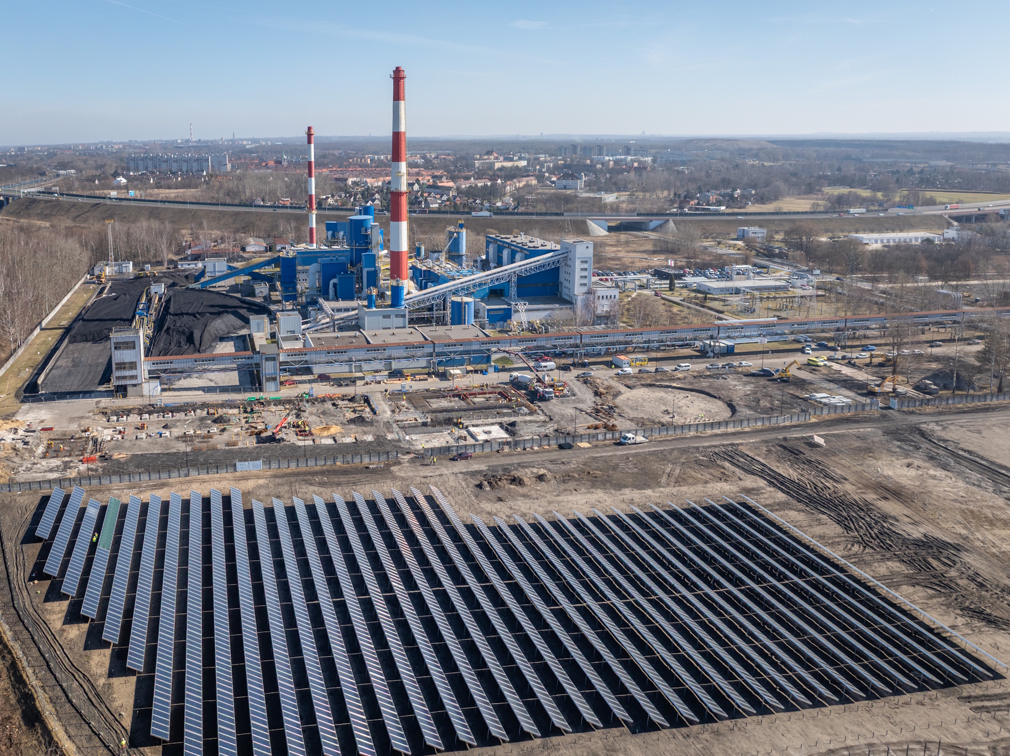 widok na farmę solarną i plac budowy przy gliwickiej ciepłowni pod Park Zielonej Energii