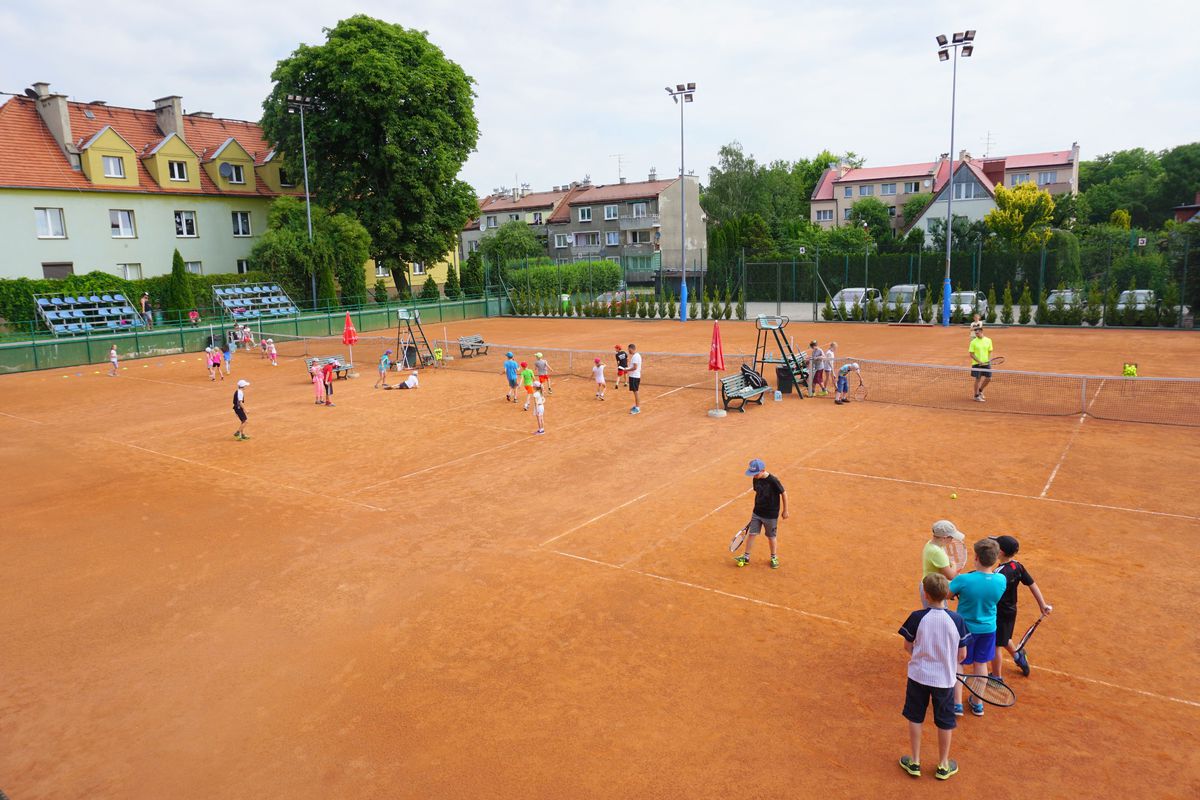 dzieci na korcie tenisowym