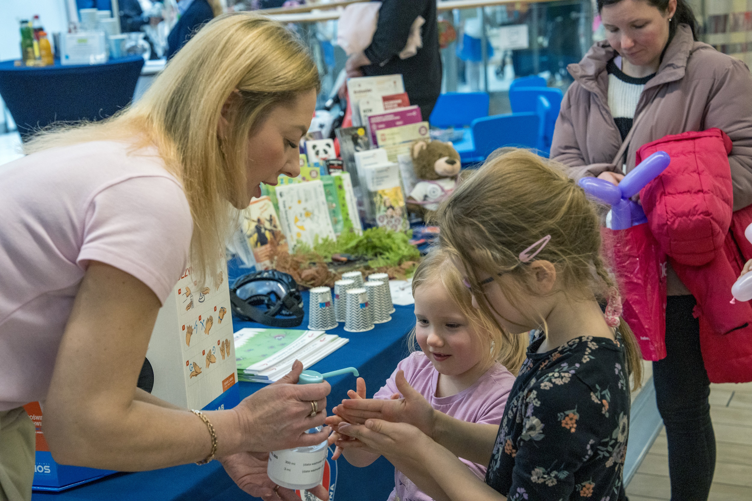 Pani myjąca dziewczynkom rączki podczas poprzedniej edycji akcji