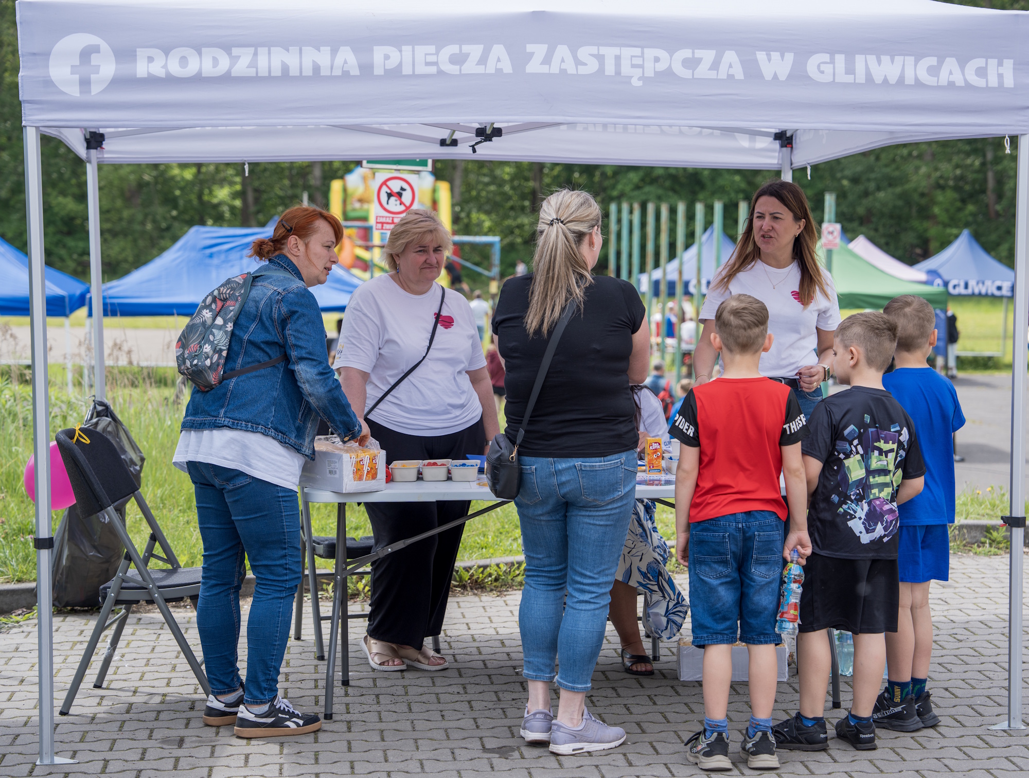 Podwyżki w rodzinnej pieczy zastępczej i dla pełnoletnich usamodzielnianych wychowanków. Jeszcze większe wsparcie miasta