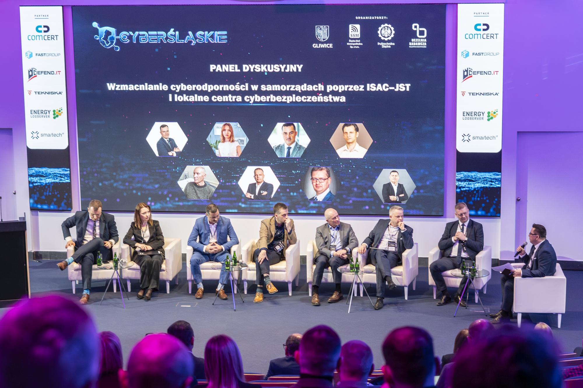 ludzie siedzący w fotelu podczas panelu dyskusyjnego i publiczność